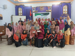 Peringatan Hari Ibu di Desa Baosan Kidul Meriah dengan Lomba Rias Wajah Tanpa Kaca  