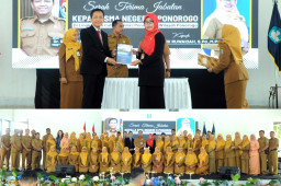 Suasana hangat tampak mewarnai momen serah terima jabatan Kepala Sekolah SMAN 3 Ponorogo. 