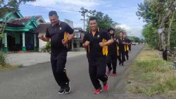 Tingkatkan Kebugaran Kapolsek Sukorejo Pimpin Olagraga Bersama