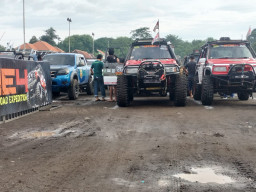 Melintasi Debu, Menebar Kasih, SOE-4 Gelar Baksos  di Jalur Offroad Desa Jimbaran