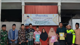 Pemdes Randupitu Serahkan 48 Sertifikat Tanah Wakaf