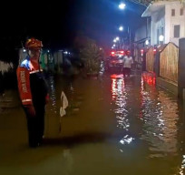 Curhat Korban Banjir di Gempol Terima Bantuan Makanan Basi 