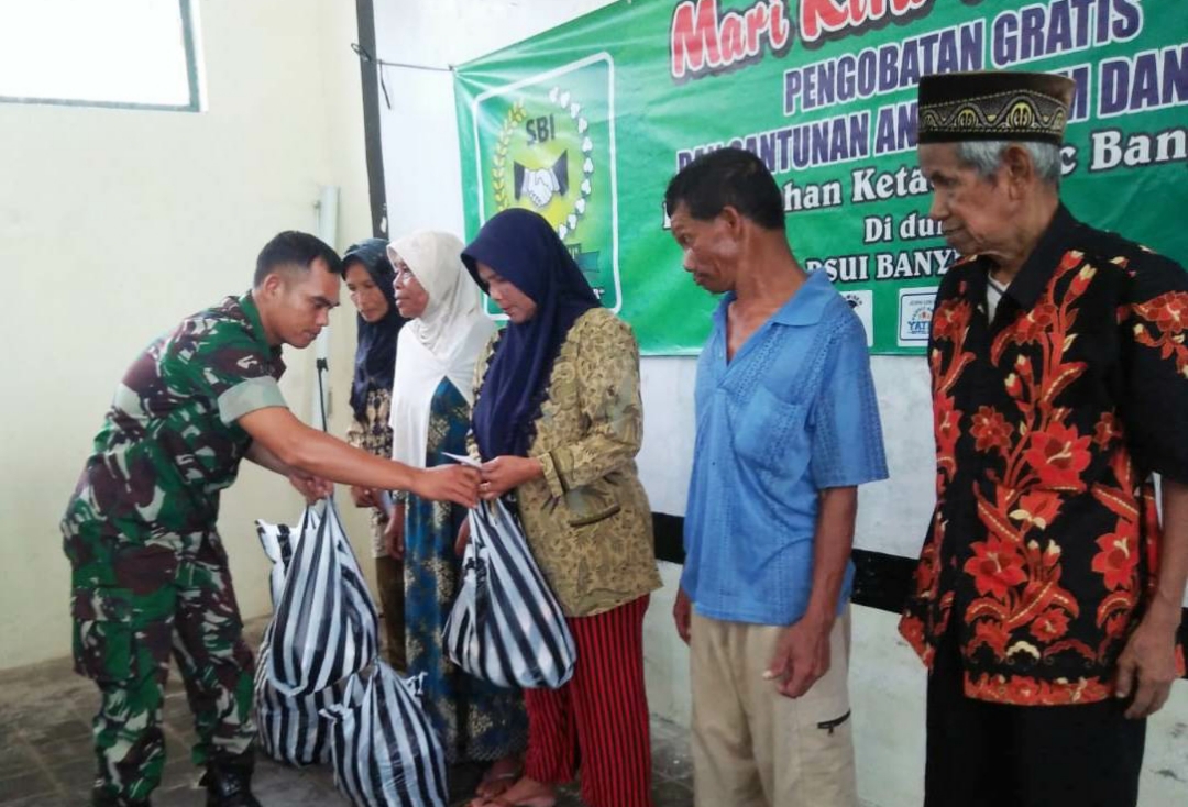 Babinsa Ketaon Boyolali Dampingi Pengobatan Gratis Bersama Sahabat Boyolali