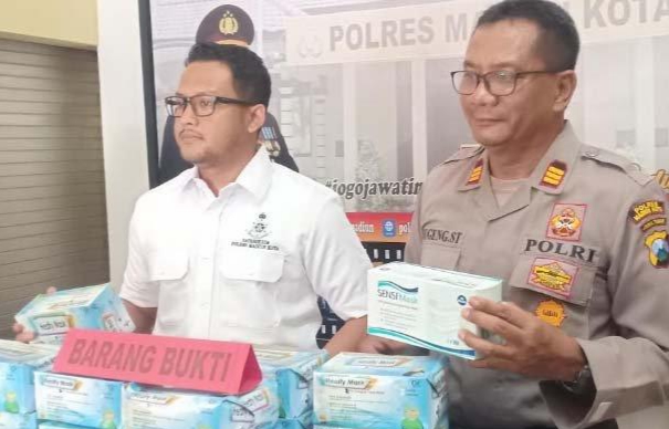 Polres Madiun Kota saat rilis barang bukti masker
