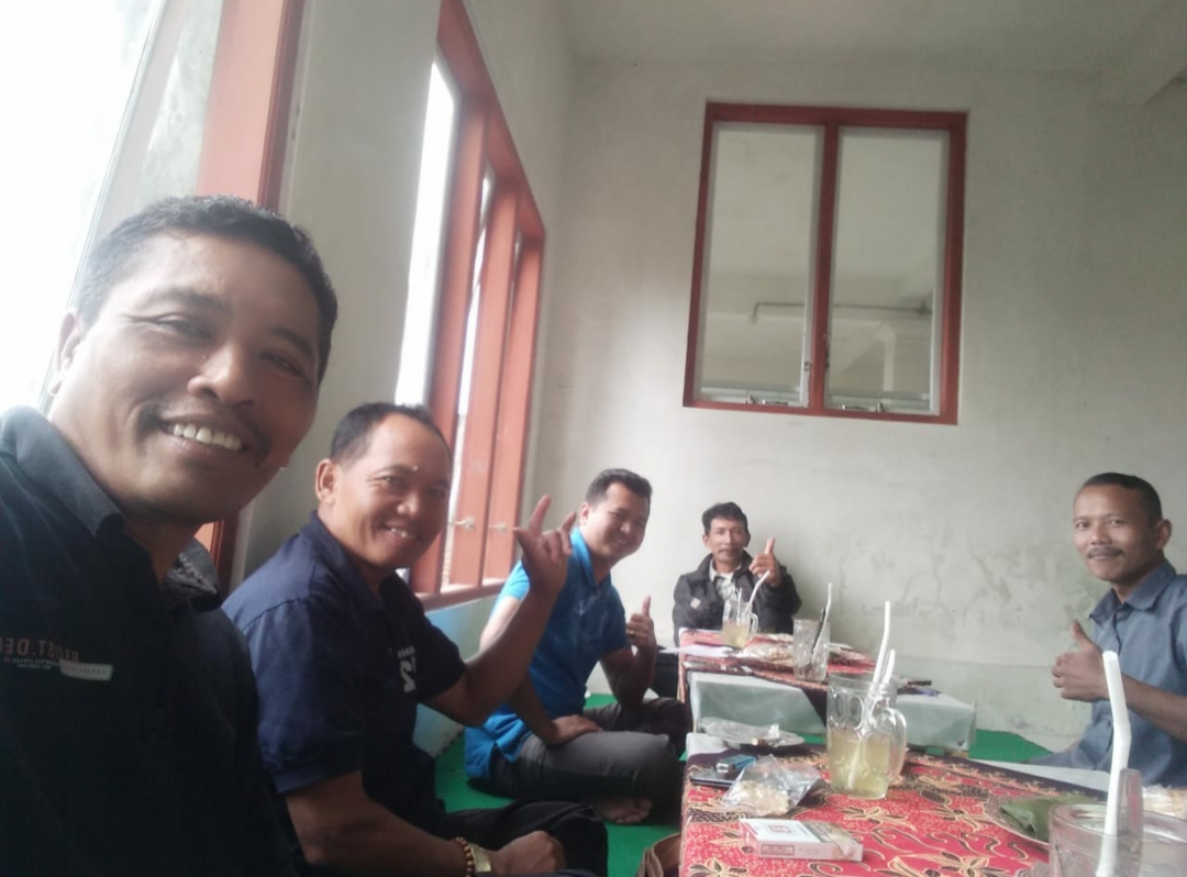 Pengurus PLMDH KPH LAWU Ds saat  membahas anjuran pemerintah terkait virus covid-19