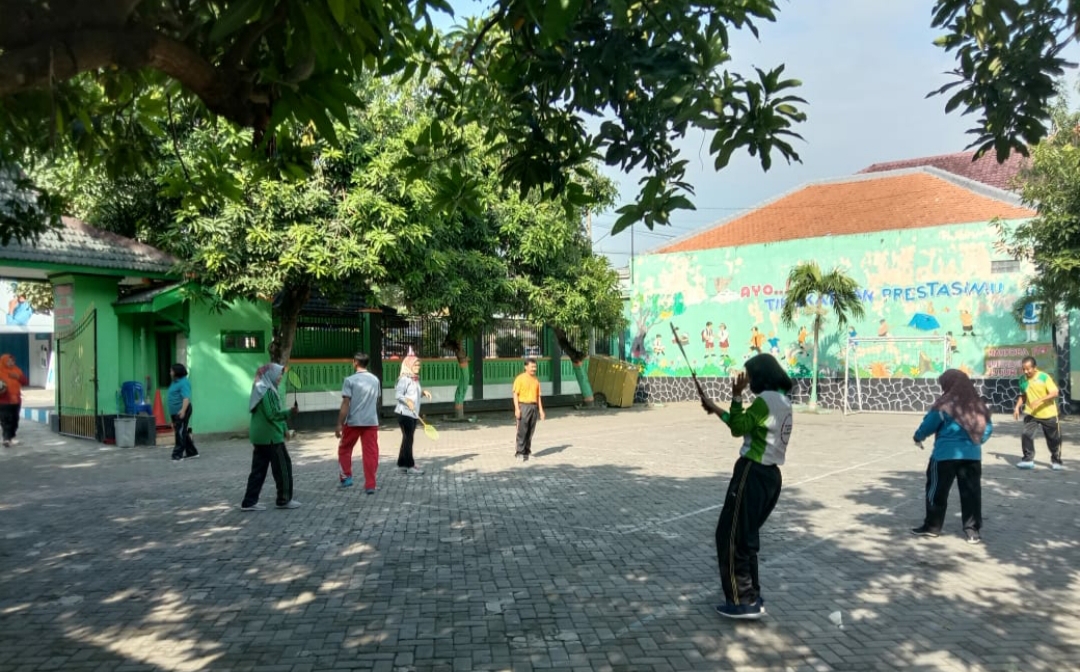 Kepala Sekolah SDN 1 Banaran dan Guru Cegah Covid-19 saat ber Olah Raga