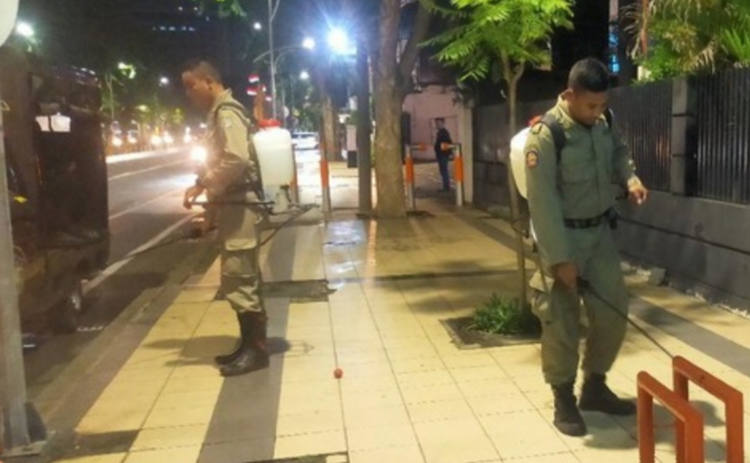 Petugas Satpol PP saat melakukan penyemproran disinfektan