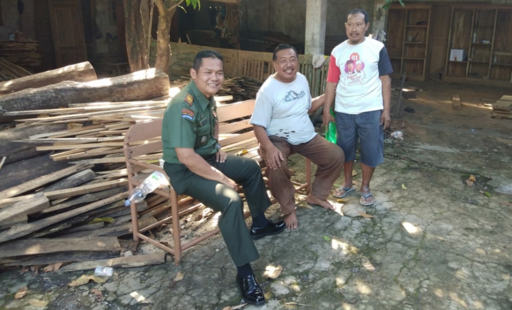 Danramil 13/Nogosari Kodim 0724/Boyolali Kapten Inf Suyitno, SH saat komunikasi sosial dengan masyarakat