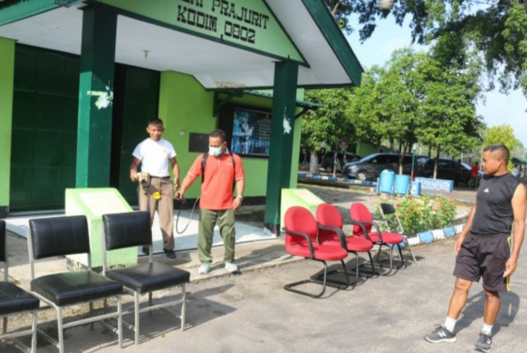 Anggota Kodim 0802/Ponorogo saat membersihkan lingkungan Kodim