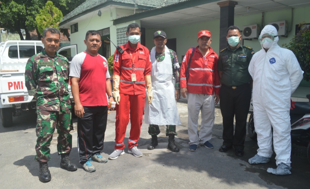 Petugas PMI Boyolali bersama Pasilog Kodim 0724  Boyolali Kapten Cba Setyo Agus Wahyudi