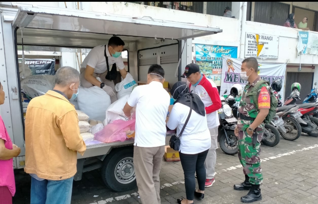 Anggota Babinsa saat mendampingi Petugas Bulog saat kegiatan Pasar Murah