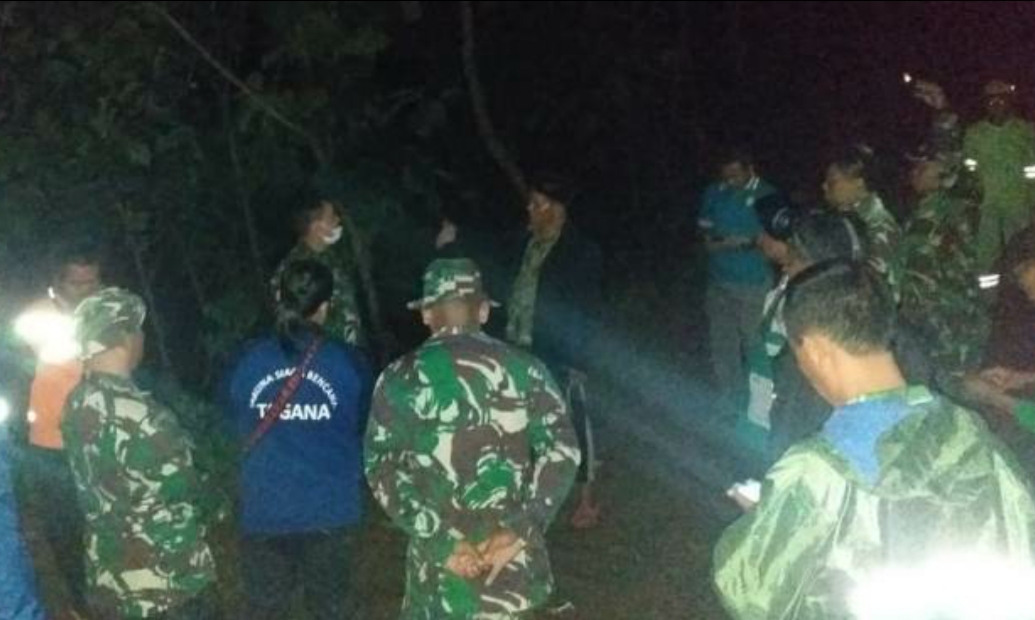 Komandan Kodim 0802/Ponorogo, Letkol Inf Sigit Sugiharto meninjau lokasi longsor
