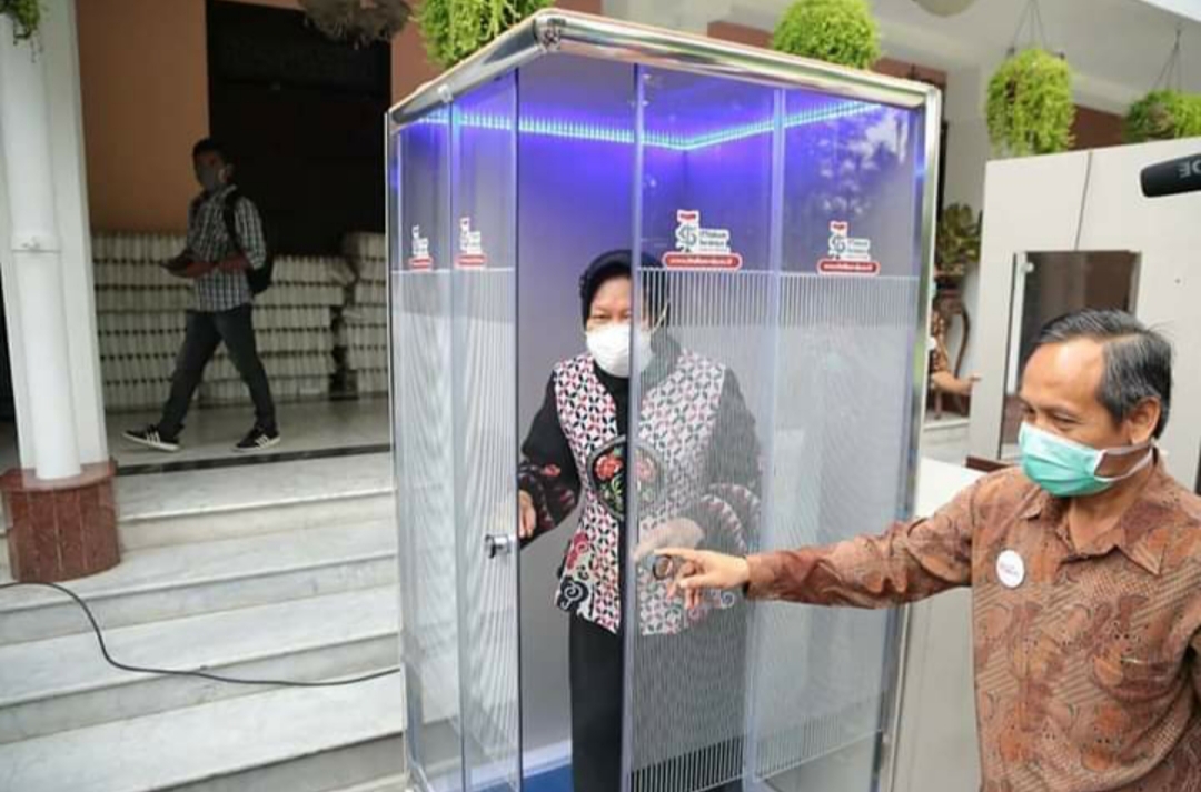 Walikota Surabaya Tri Rismaharini saat mencoba Bilik Disinfektan Trisakti 