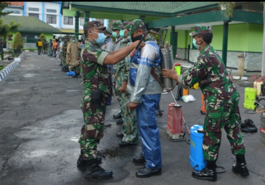 Pasiops Kodim 0802/Ponorogo, Kapten Arm Jamaludin saat memeriksa anggota Kodum 0702/ Ponorogo