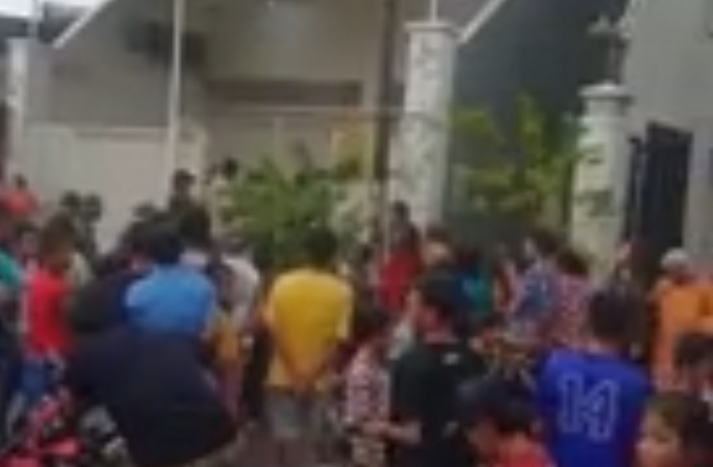 Warga berkerumul meliat lokasi kejadian bunuh diri di jalan Tempel Sukorejo