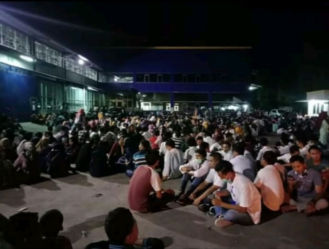 Ratusan Buruh PT. Bintang Inti Karya saat demo didalam pabrik.