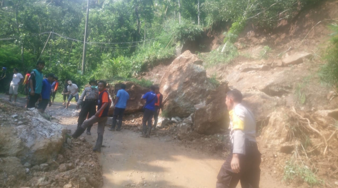 Muspika Ngrayun Ponorogo saat meninjau lokasi longsor