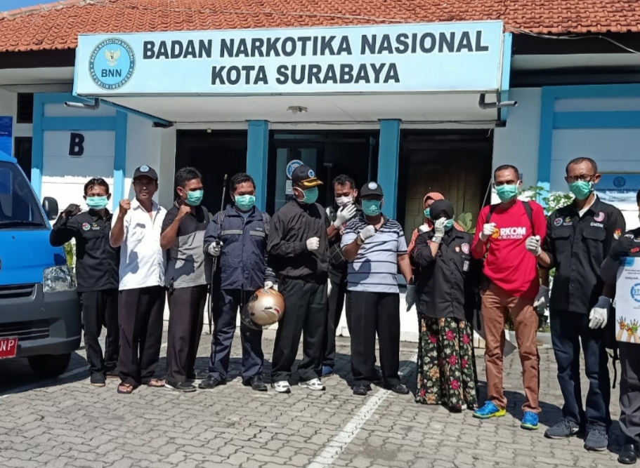 BNNK Surabaya dan GMDM Surabaya saat akan melakukan penyemprotan disinfektan