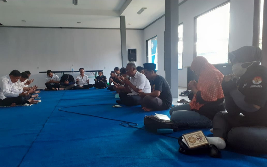 Kepala BNNK Surabaya saat kegiatan Yasinan di aula BNNK Surabaya