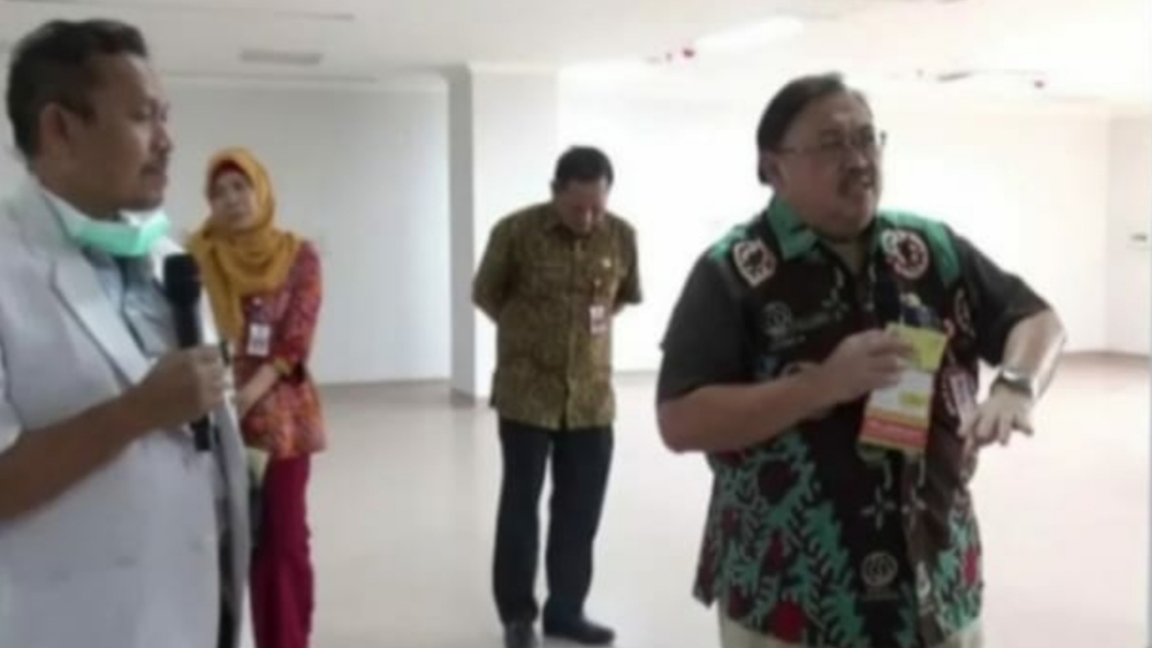 Direktur RSUD dr Soedono Madiun, dr Bangun Trapsila Purwaka, SpOG (kanan) di dampingi tim penanganan corona saat konferensi pers