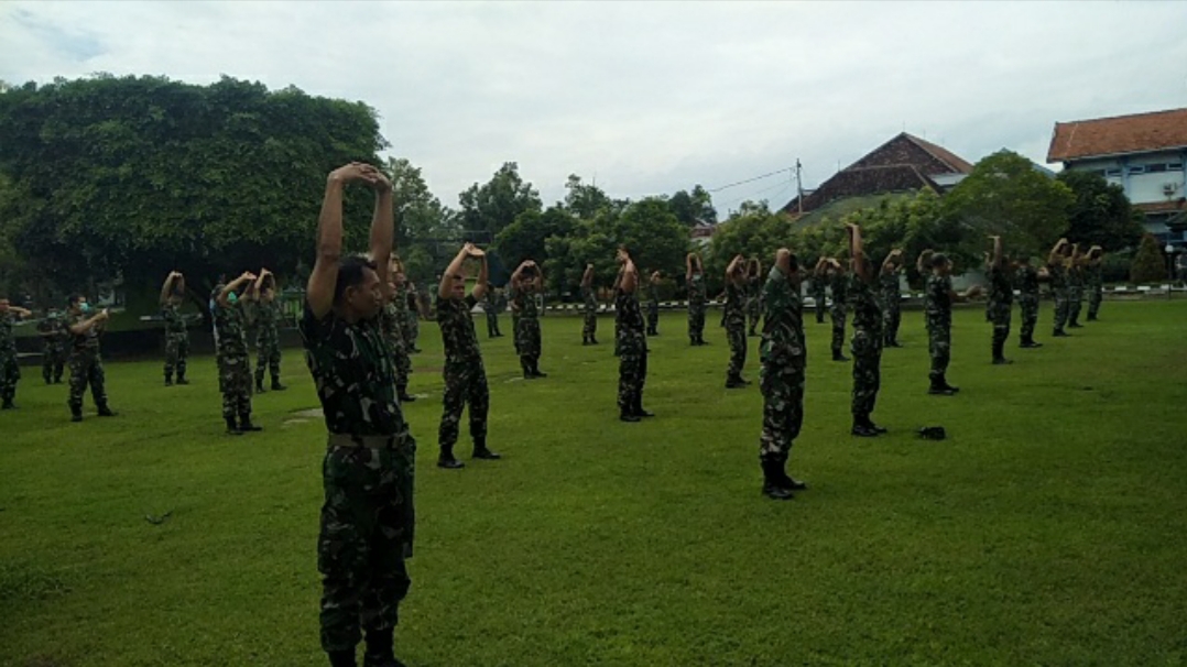 Anggota Kodim 0802/Ponorogo saat berjemur di Lapangan