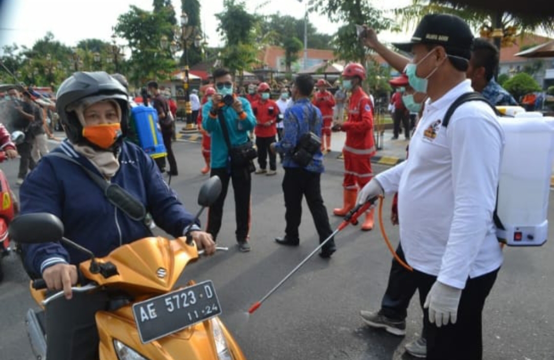 Walikota Madiun H. Maidi saat memimpin penyemprotan disinfektan