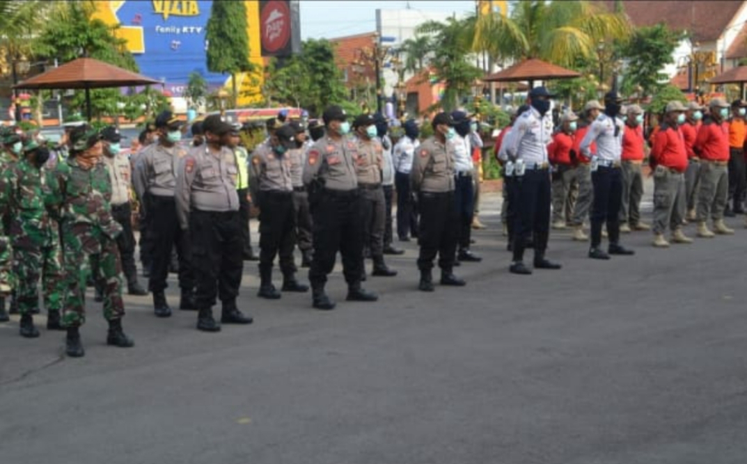 Petugas Gabungan Saat Akan Melakukan Himbauan Kepada Masyarakat tentang bahaya Covid-19