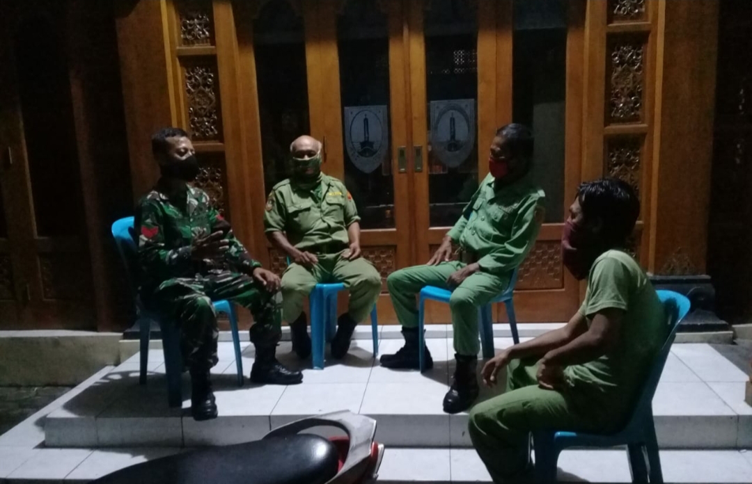 Piket Koramil 02/Banjarsari Koptu Sugiyanto bersama Suparmo dan Ponimin saat melaksanakan Patroli malam
