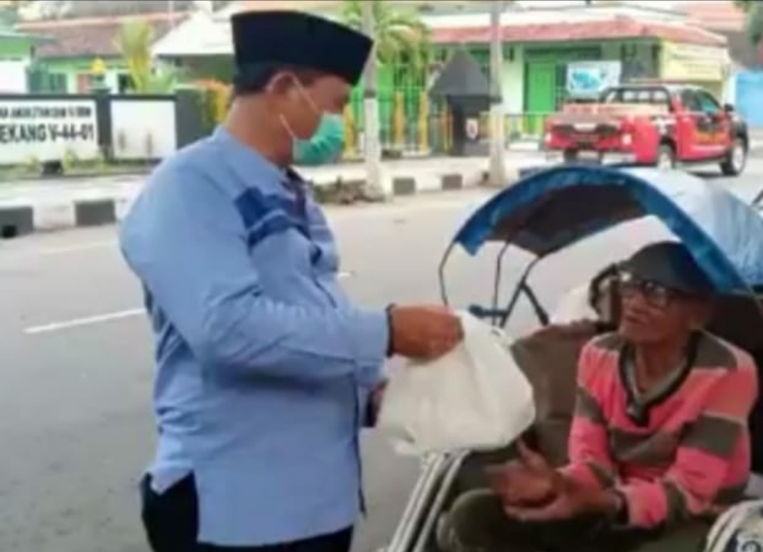 Walikota Madiun H. Miadi saat bagikan sembako