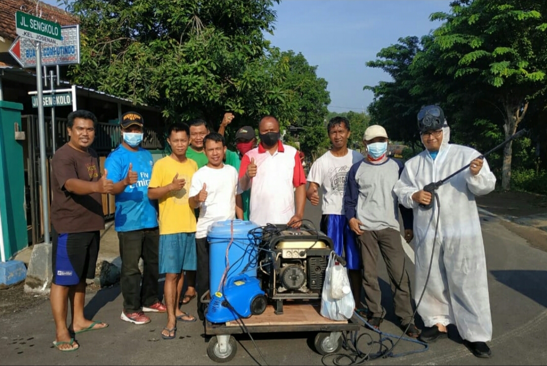 Warga Josenan Madiun saat Lakukan Penyemprotan