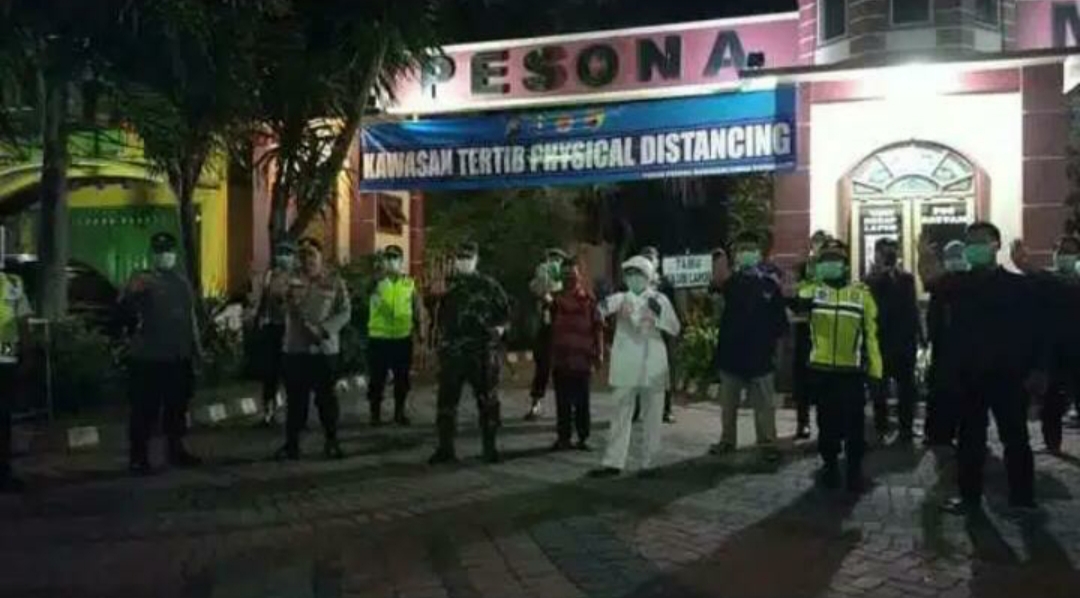 Kapolres Ponorogo, AKBP Arief Fitrianto didampingi Dandim 0802/Ponorogo Letkol INF Sigit Sugiharto saat tinjau lokasi Physical Distancing