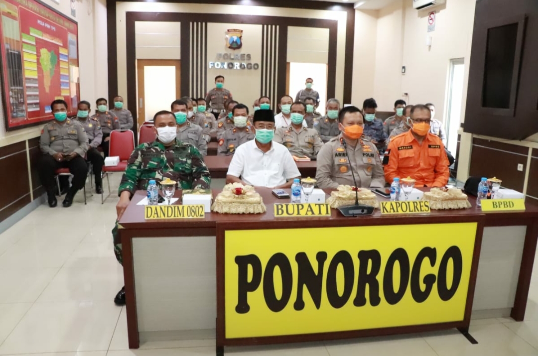 Dandim 0802/Ponorogo beserta jajaran Muspida Ponorogo saat Video Conference dengan Forkompimprov Jatim