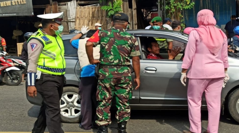 Petugas gabungan saat melakukan screening pelintas di perbatasan Kabupaten Ponorogo (istimewa)