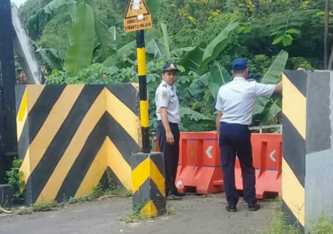 Petugas menutup jalur tembus dengan wilayah kabupaten sekitar