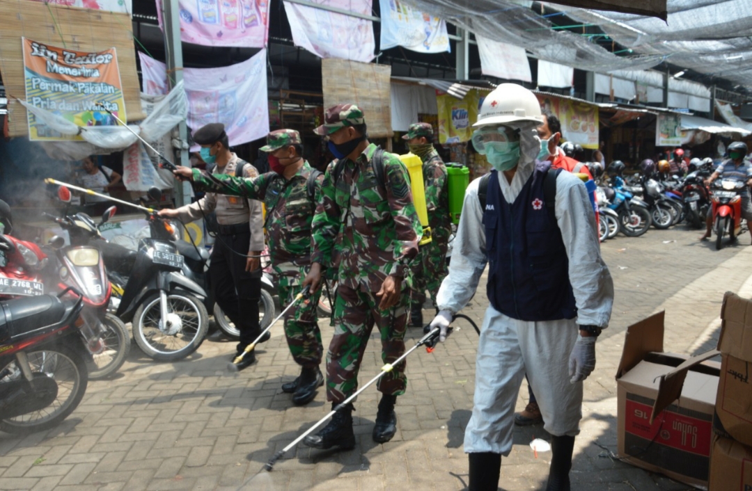 Anggota Kodim 0802 /Ponorogo saat melakukan penyemprotan disinfektan