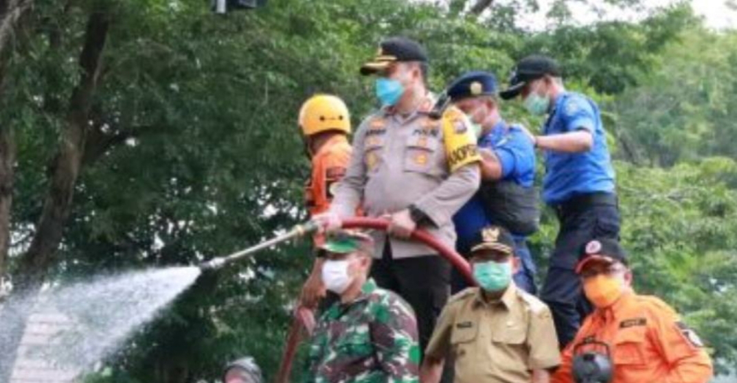 Kapolres Ponorogo, AKBP Arief Fitrianto saat melakukan Penyemprotan disinfektan