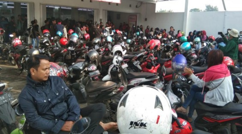 Kerumunan Pencari Kerja saat akan dibubarkan polisi (istimewa)