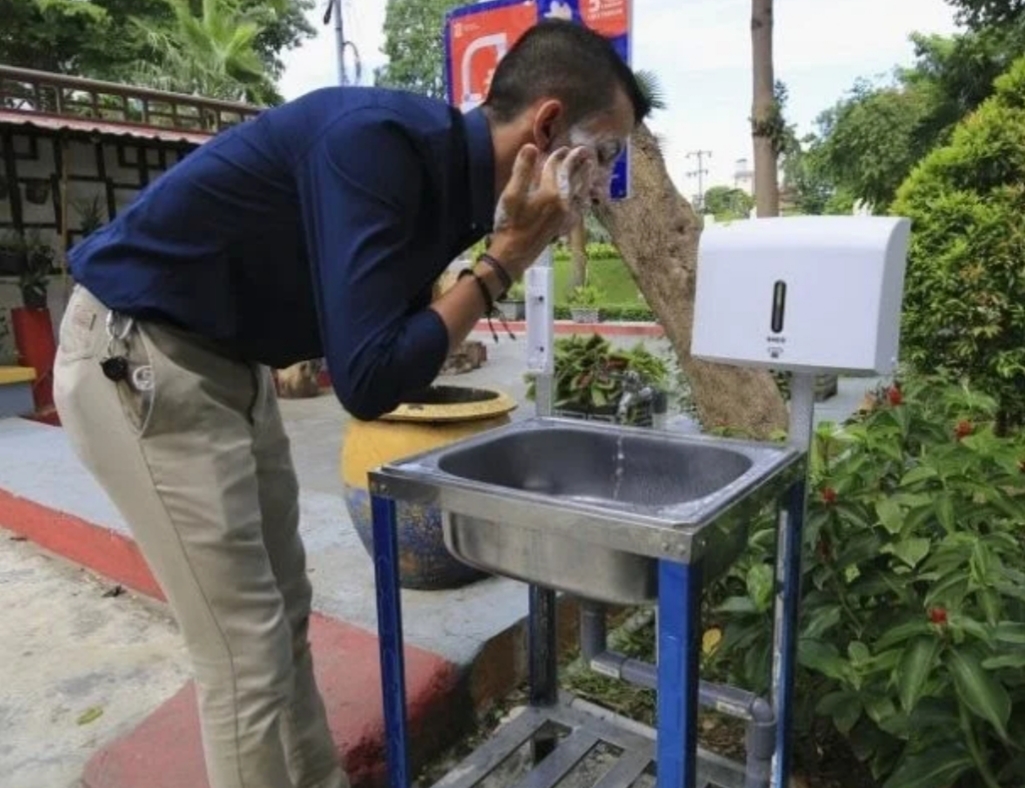 Warga Surabaya saat mengunakan wastafel portable (Humas Pemkot Surabaya/istimewa)