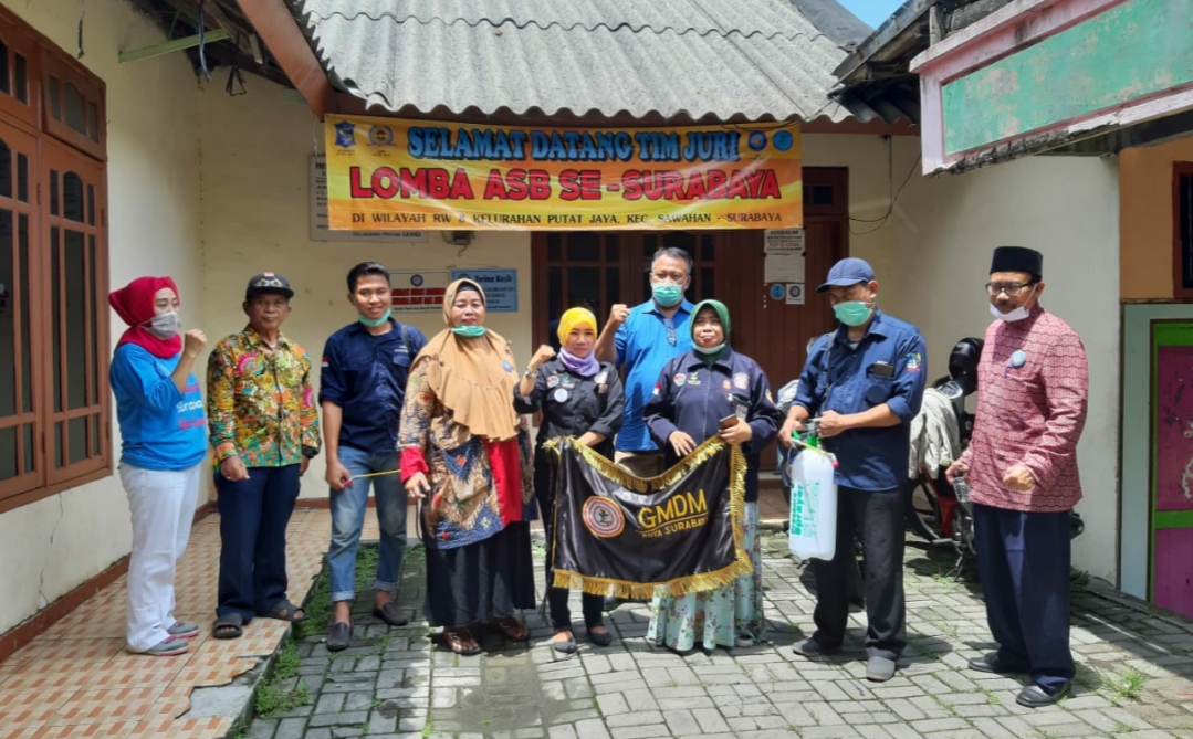 Ketua DPW GMDM Surabaya  Yayuk Wahyuningsih bersama Masyarakat RW. 08 Putat Jaya Surabaya