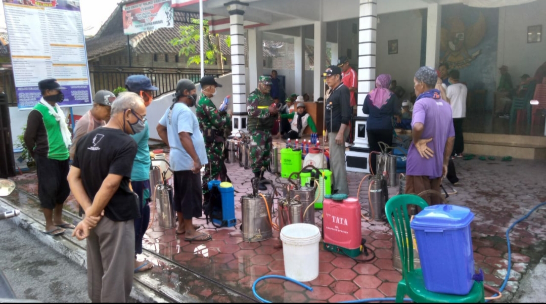 Lurah Desa Srandil  Suwarno Pamuji saat memantau Penyemprotan Disinfektan