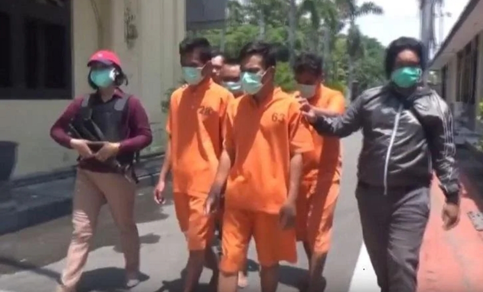 Ketiga tersangka pengedar ganja saat di keler di Polres Nganjuk