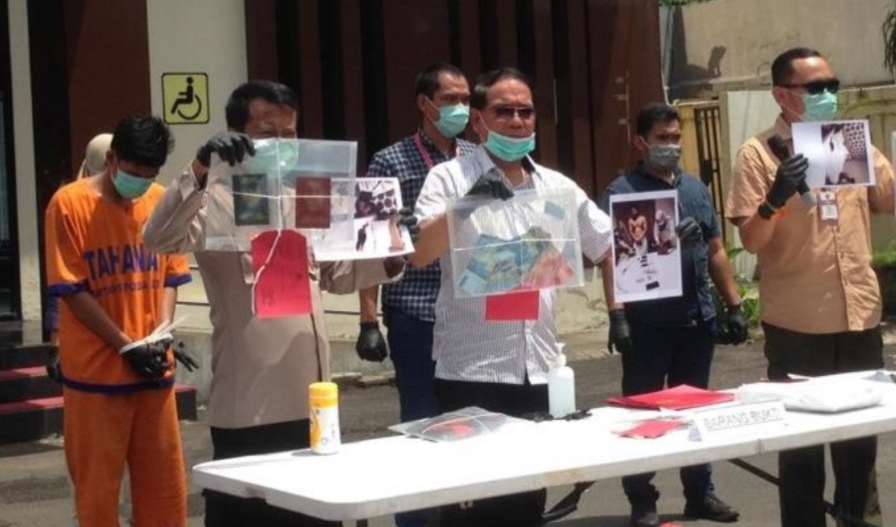 Kasubdit IV Renakta Ditreskrimum Polda Jatim Kompol Lintar Mahardono saat merilis tersangka dan barang bukti