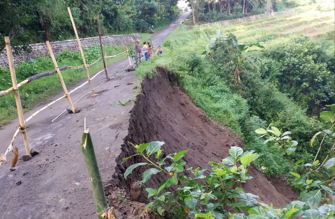 Akses jalan yang menghubungkan antara dua Dusun di Desa Wates yaitu Dusun Galalih dan Dusun Krajan Ponorogo Yang Longsor