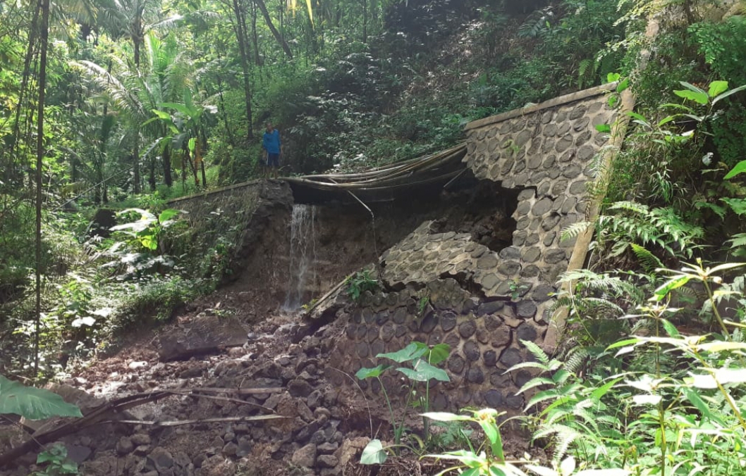 Plengsengan Irigasi Yang Longsor Akibat Hujan Deras Yang Menguyur Wilayah Jenangan Ponorogo
