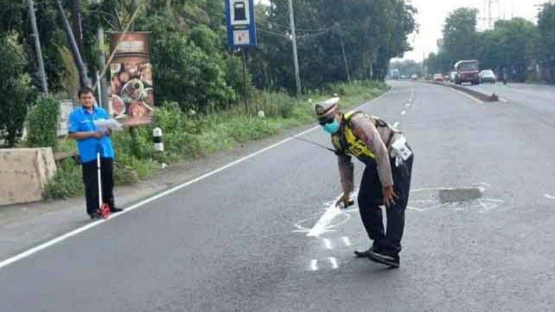 Petugas saat olah tempat kejadian kecelakaan di ruan jalan Sidorejo Krian 
