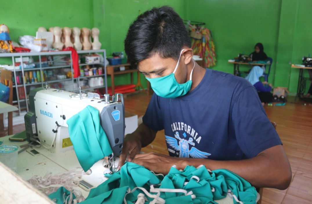 Santri Ponpes Roudlotul Huda Magetan saat produksi masker gratis