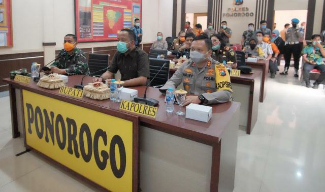 Forkopimda Ponorogo saat Vidcon dengan Jajaran Forkopimprov Jawa Timur