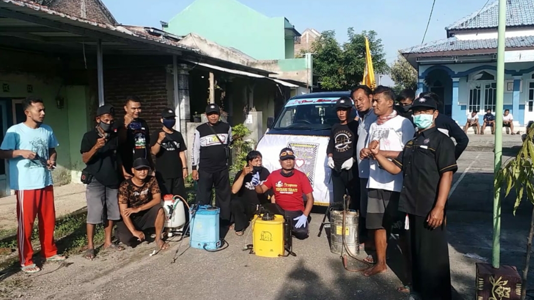Warga Perum Puri Setono Indah saat akan melakukan penyemprotan disinfektan