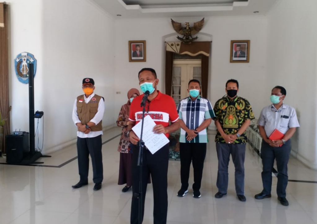 Bupati Ponorogo Drs. H. Ipong Muchlissoni saat memberikan keterangan pers
 masalah Covid-19 di Ponorogo