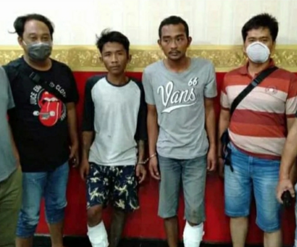 Kedua pelaku penjambetan diapit petugas Polsek Tegalsari Surabaya